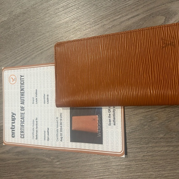 Louis Vuitton Epi Wallet Unisex - Picture 4 of 10
